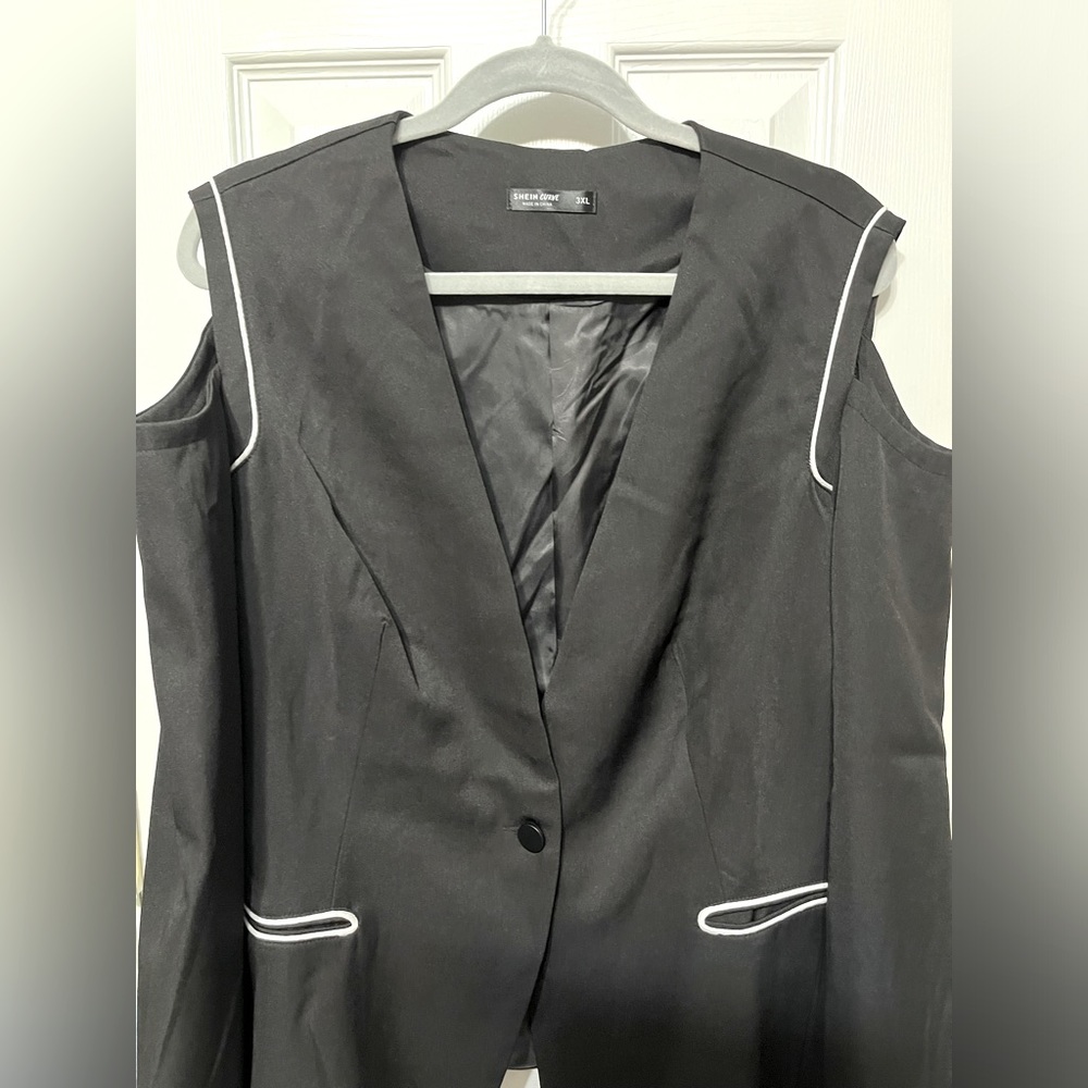 3X cold shoulder black with white trip blazer with a single button